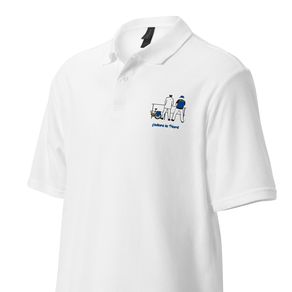 Polo blanc MerciSidi avec broderie "J'aime le Nord" et message "Bienvenue chez les Ch'tis" sur le devant.