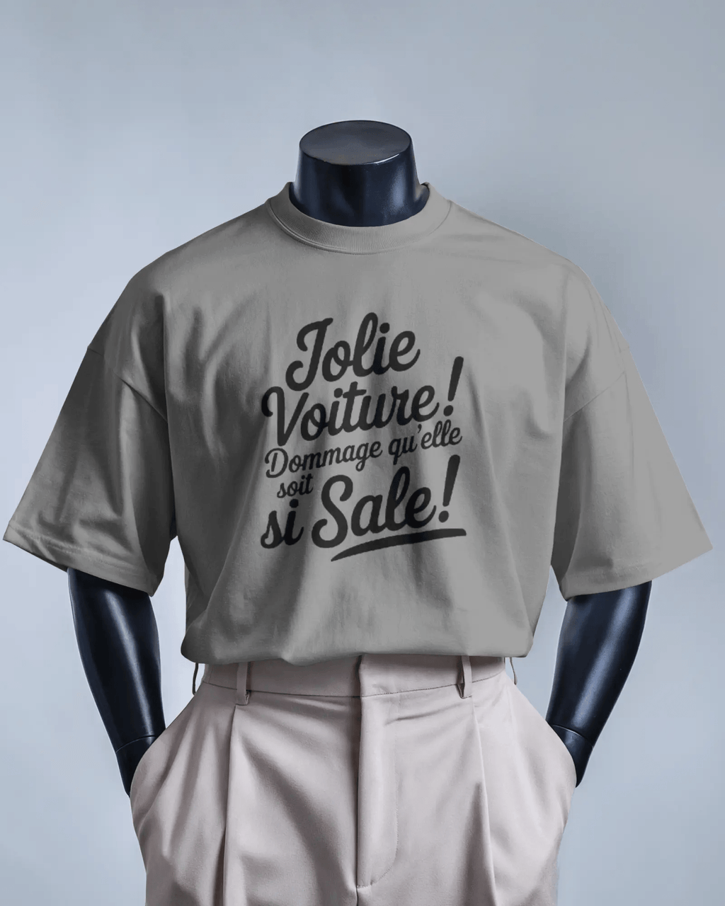 T-shirt MerciSidi avec logo OSS 117 et illustration d'une jolie voiture sale, en gris clair, sur fond blanc