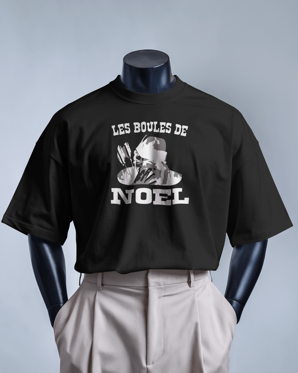 T-shirt blanc MerciSidi avec motif de boules de Noël inspiré d'OSS 117, vêtement décontracté pour fêtes de fin d'année.
