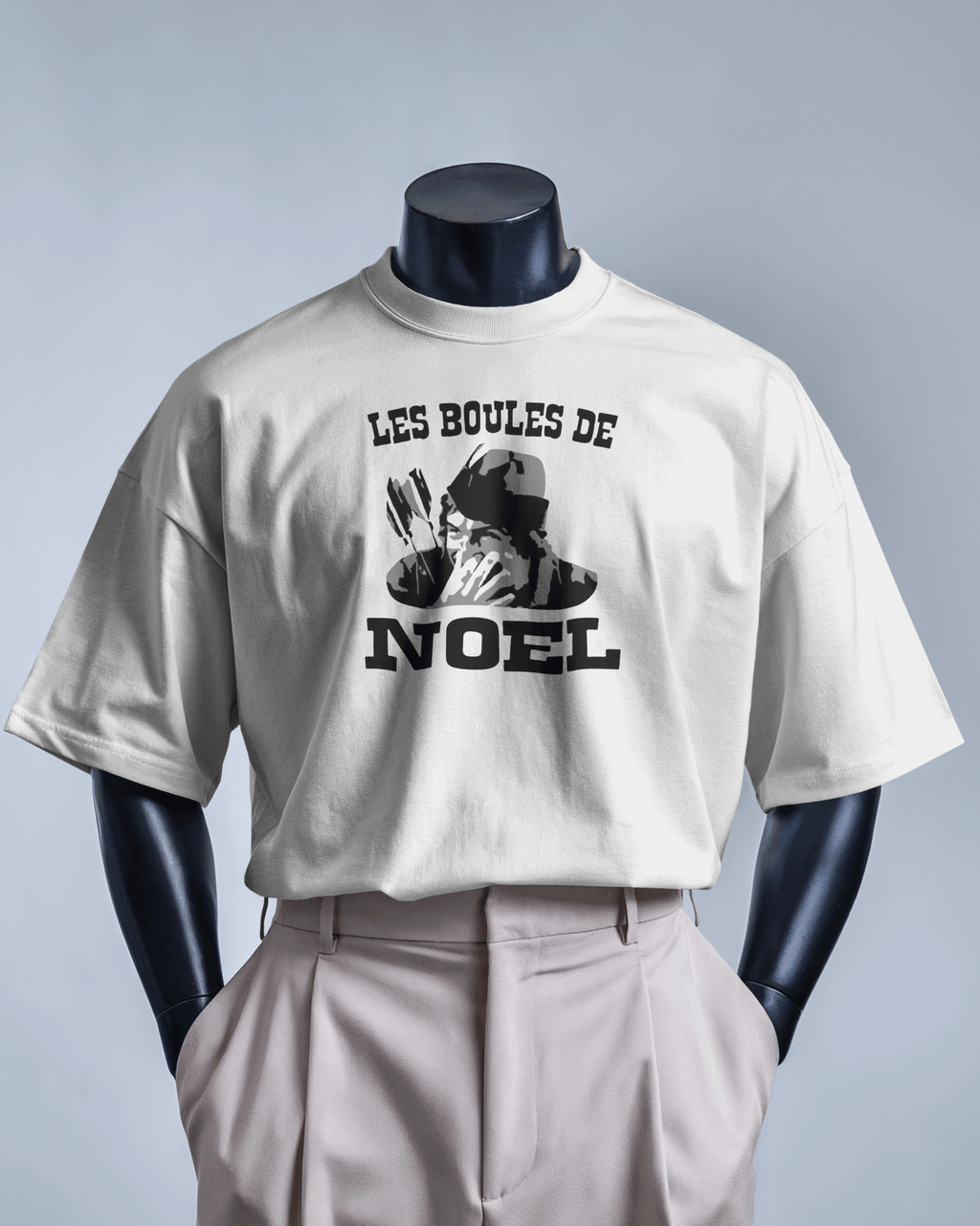 T-shirt blanc MerciSidi avec motif de boules de Noël et logo OSS 117, vêtement décontracté pour la saison festive.