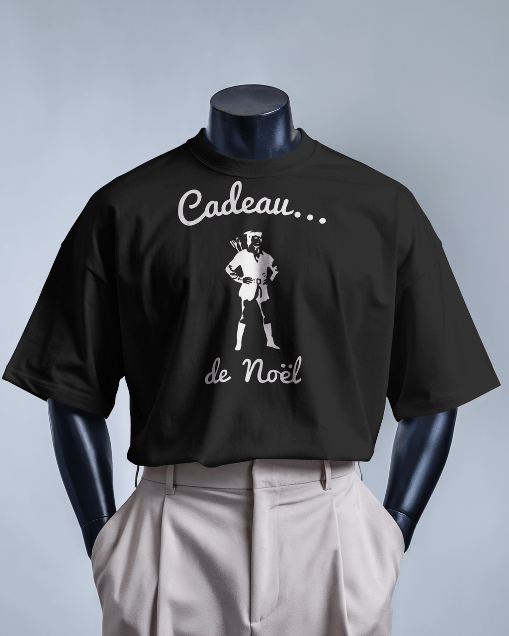 T-shirt noir MerciSidi OSS 117 avec motif de Noël, porté par un mannequin, style décontracté et graphique.