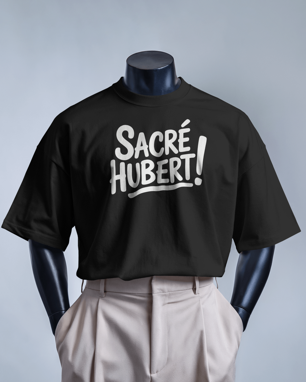 T-shirt MerciSidi Sacré Hubert ! Oss 117 porté sur mannequin avec pantalon classique, coupe ajustée.
