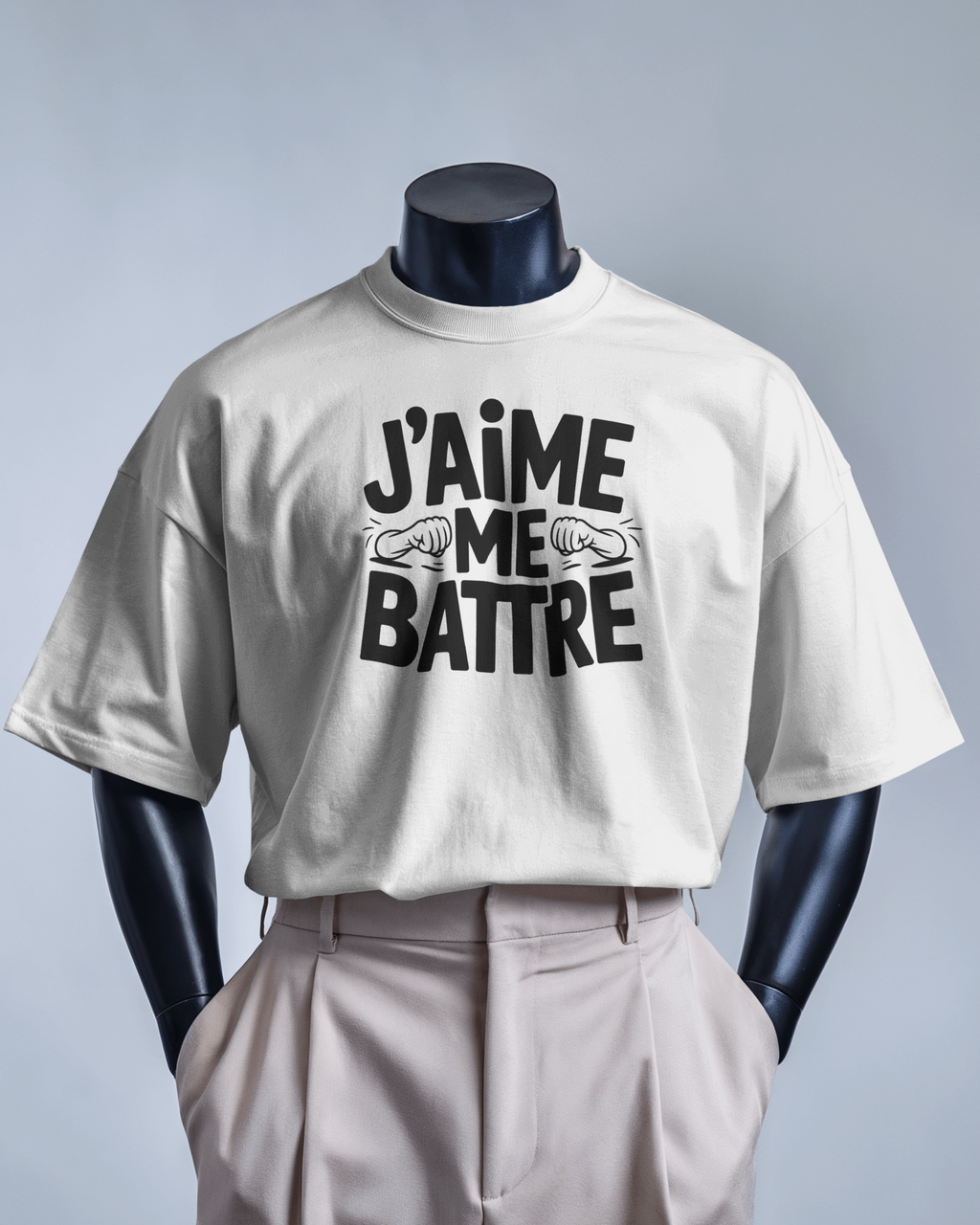 T-shirt MerciSidi "J'aime me battre" avec logo OSS 117, porté sur mannequin, style décontracté et ajusté, fond neutre.