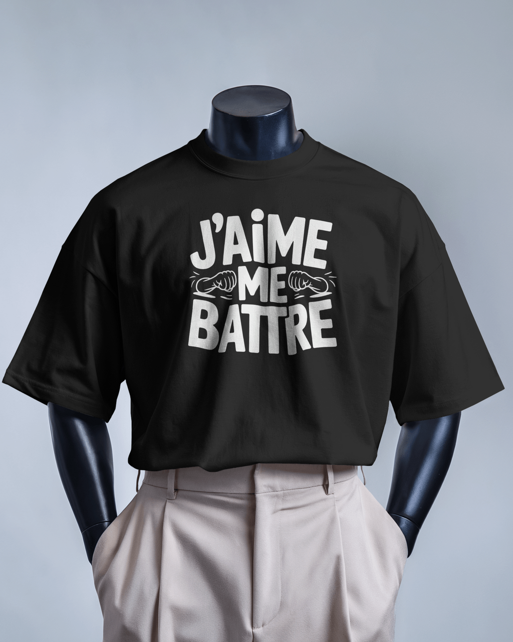 T-shirt MerciSidi "J'aime me battre" avec motif imprimé, porté sur mannequin avec pantalon classique, style ajusté.