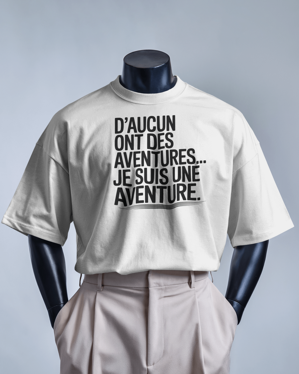T-shirt MerciSidi "D'aucun ont des aventures, je suis une aventure" sur mannequin, style classique et ajusté.