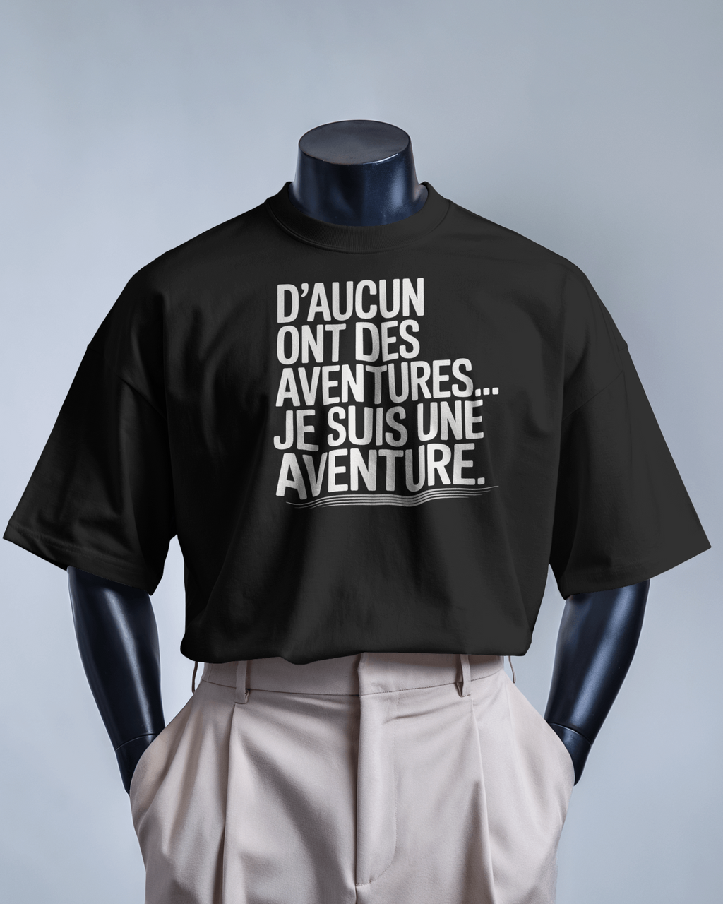 T-shirt MerciSidi "D'aucun ont des aventures, je suis une aventure" sur mannequin, style classique et ajusté.