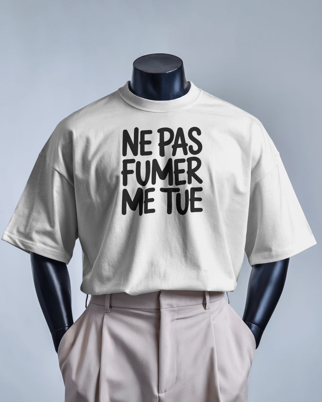 T-shirt MerciSidi "Ne pas fumer me tue" sur mannequin, style classique avec pantalon ajusté, mode décontractée.