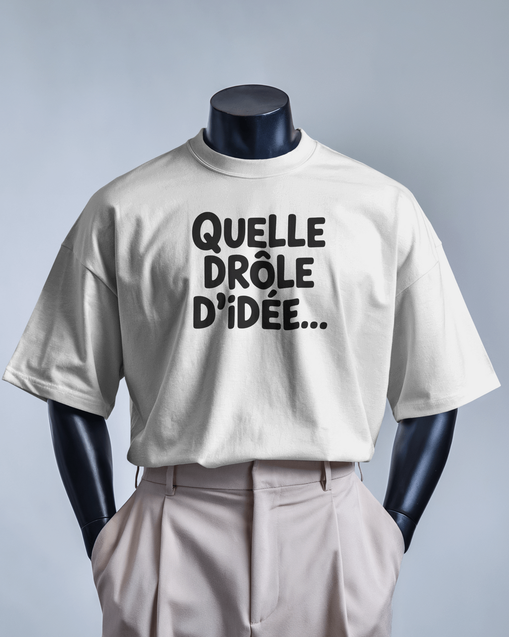 T-shirt MerciSidi "Quelle drôle d'idée..." avec impression humoristique, porté sur mannequin, style classique et ajusté.