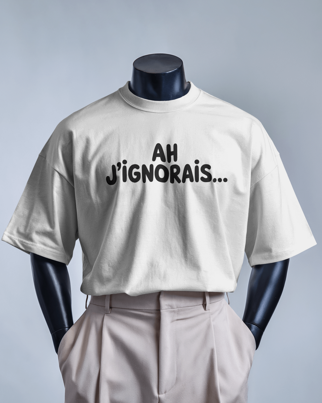 T-shirt MerciSidi "Ah j’ignorais…" sur mannequin, porté avec pantalon classique, style ajusté et moderne.