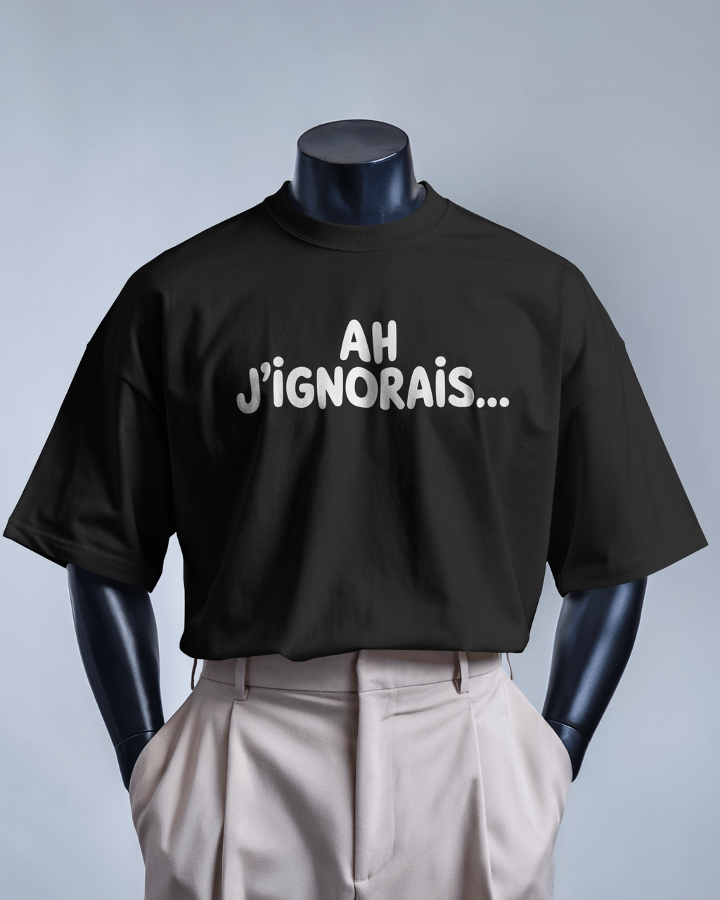 T-shirt MerciSidi "Ah j’ignorais…" sur mannequin, look décontracté avec pantalon classique, coton blanc, message humoristique.