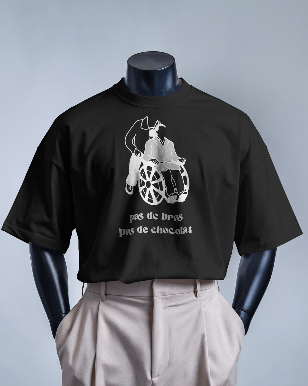 T-shirt MerciSidi "Pas de bras, pas de chocolat" avec impression humoristique, porté sur mannequin avec pantalon classique.
