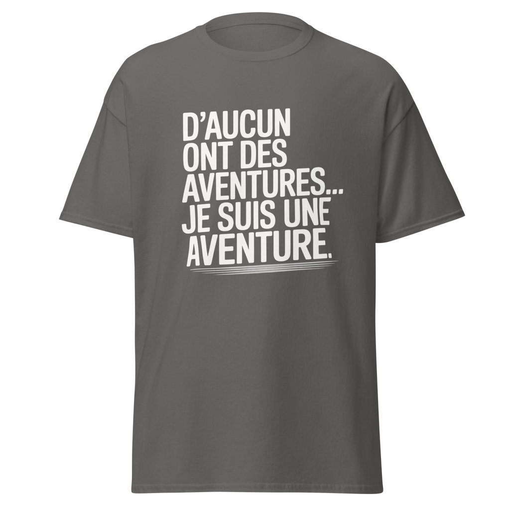 T-shirt unisexe gris foncé avec slogan "D'aucun ont des aventures, je suis une aventure" signé MerciSidi, style classique et confortable.