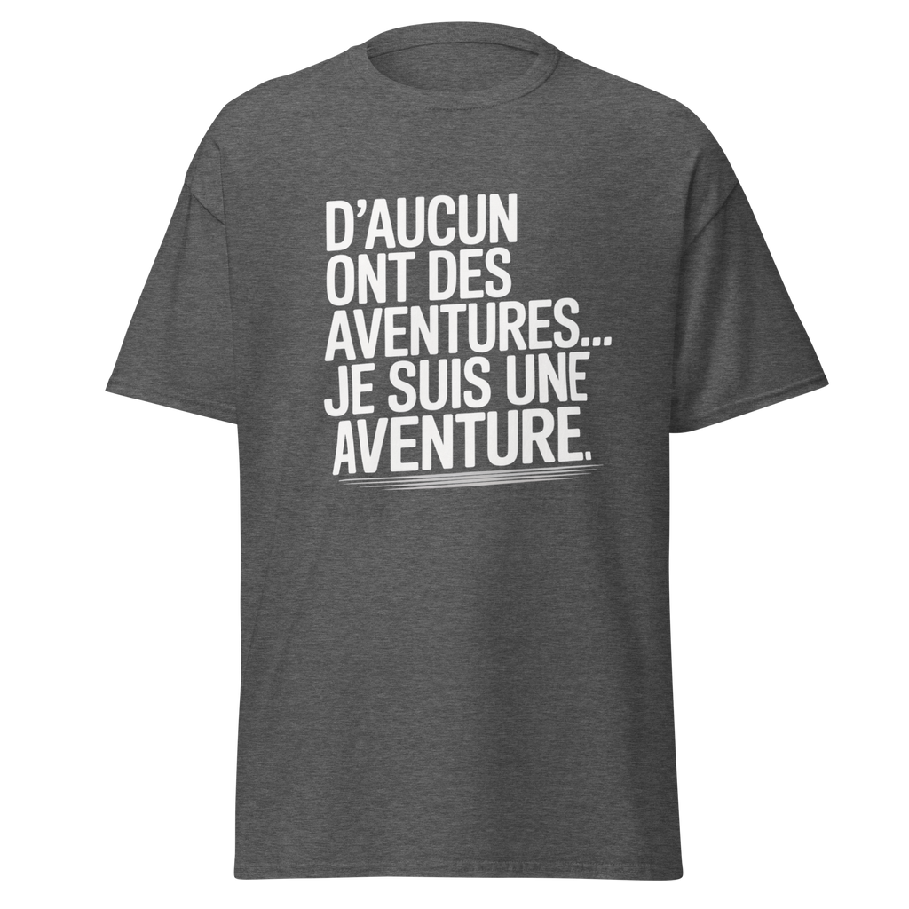 T-shirt unisexe MerciSidi, modèle OSS 117 avec texte "D'aucun ont des aventures, je suis une aventure" en gris foncé.