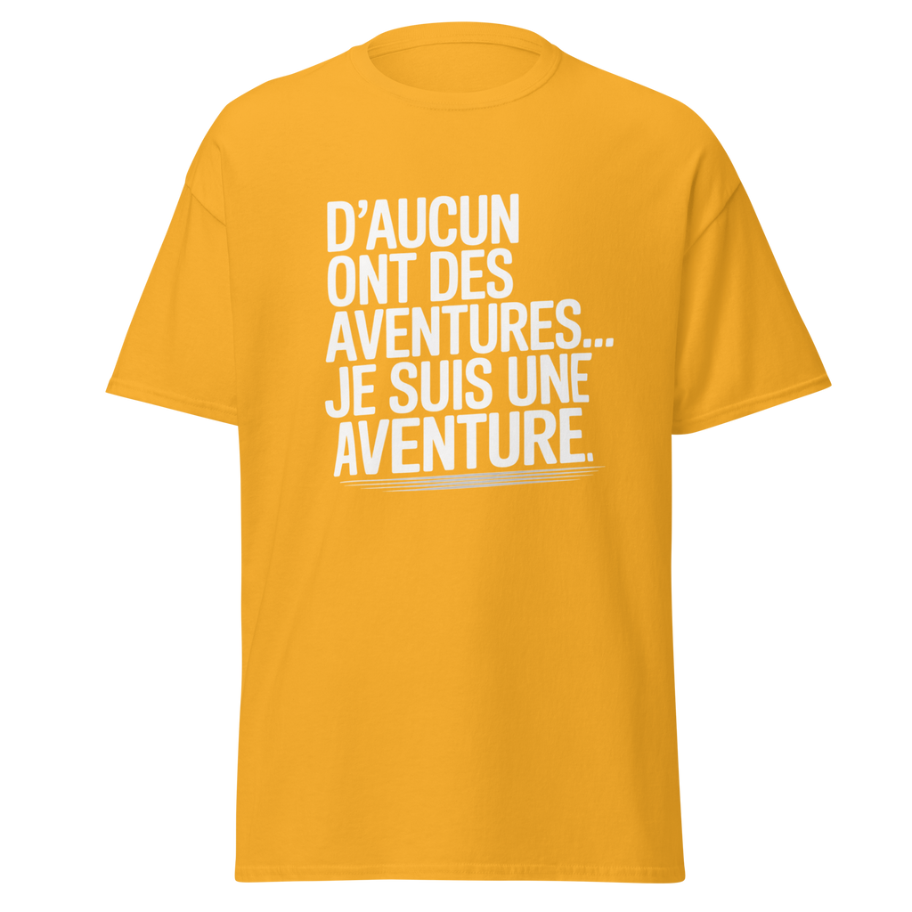T-shirt unisexe MerciSidi avec le texte "D'aucun ont des aventures, je suis une aventure" en or, design classique, devant visible.