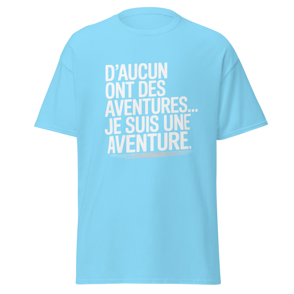 T-shirt unisexe MerciSidi avec le texte "D'aucun ont des aventures, je suis une aventure" en front, design classique en ciel.